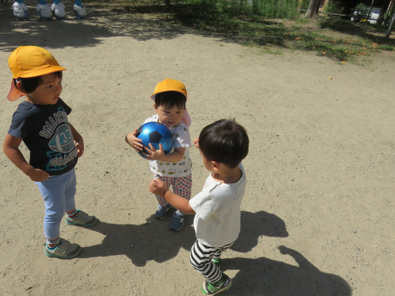 ケンカだめよー！と仲立ちをしてくれるお兄ちゃん🎶