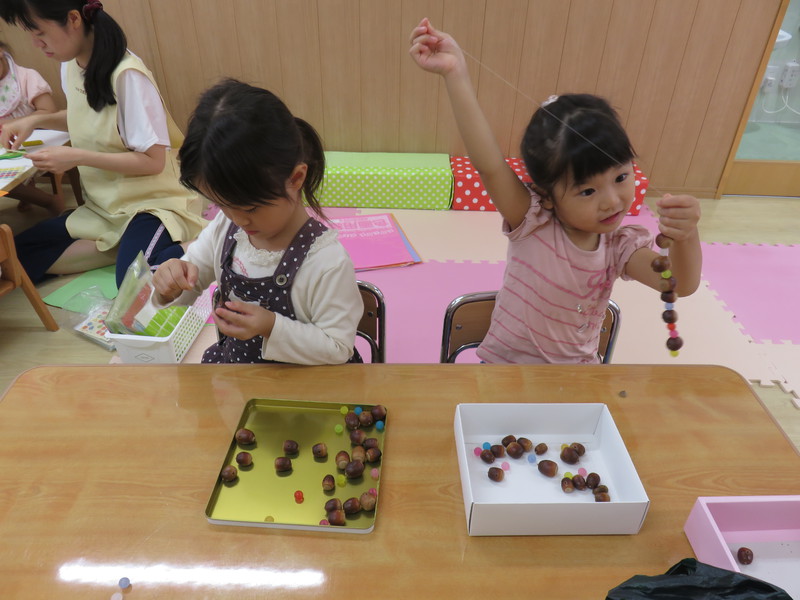 どんぐりネックレス作成中、、、♡