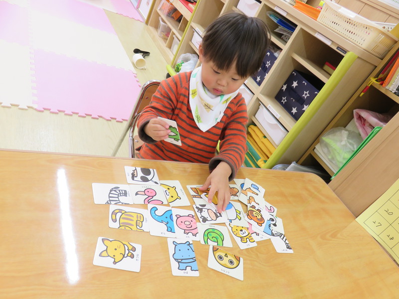 絵合わせカードをしているよ♪