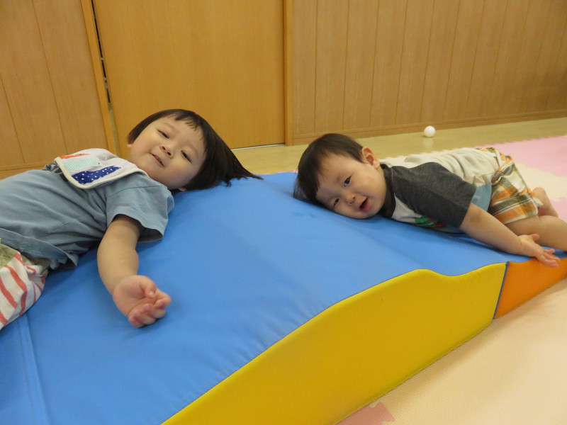 なかよくお山でごろ〜ん♪