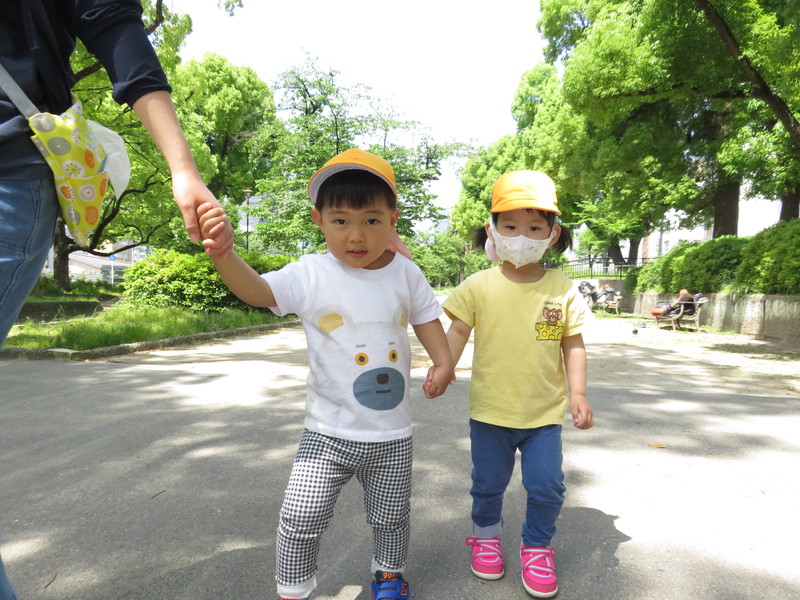 手をつないで、お散歩へGO！