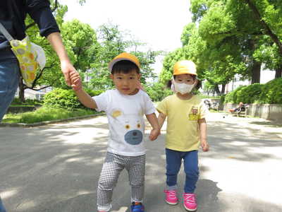  手をつないで、お散歩へGO！