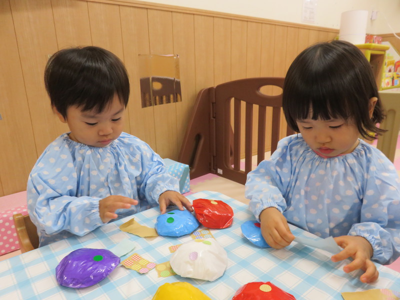 きのこさんにペタペタ