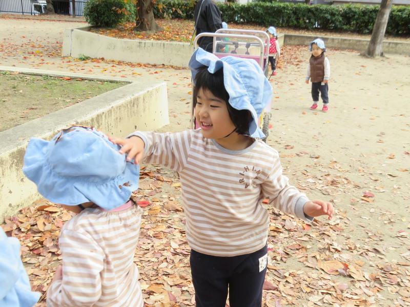 「頭に葉っぱついてるよ〜」