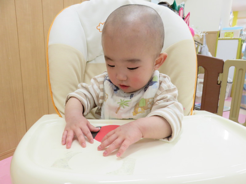 シール貼りに夢中☆