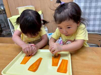  お野菜の型抜きに真剣！🥕