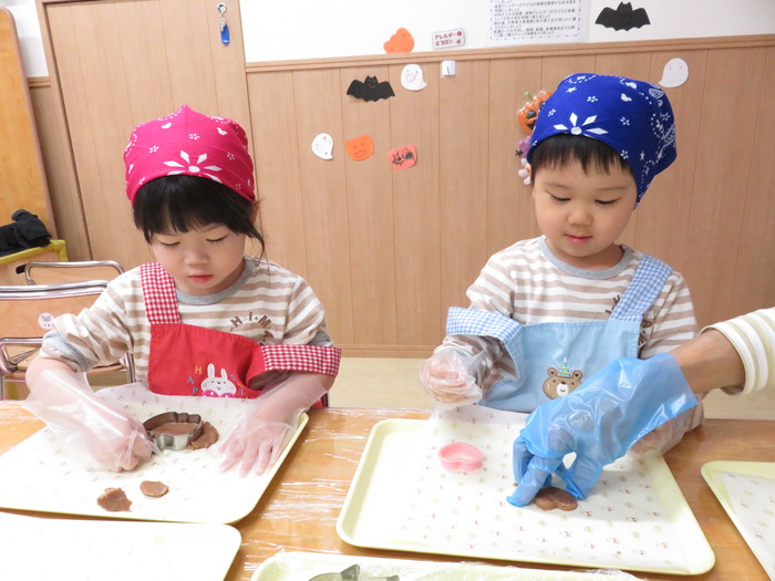 クッキーの型抜き楽しいね♪