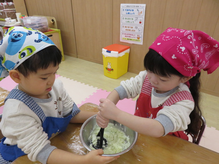 お友達と協力してジャガイモをマッシュ!!