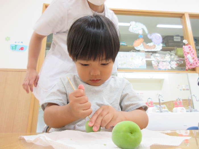 梅のヘタ取りに真剣！