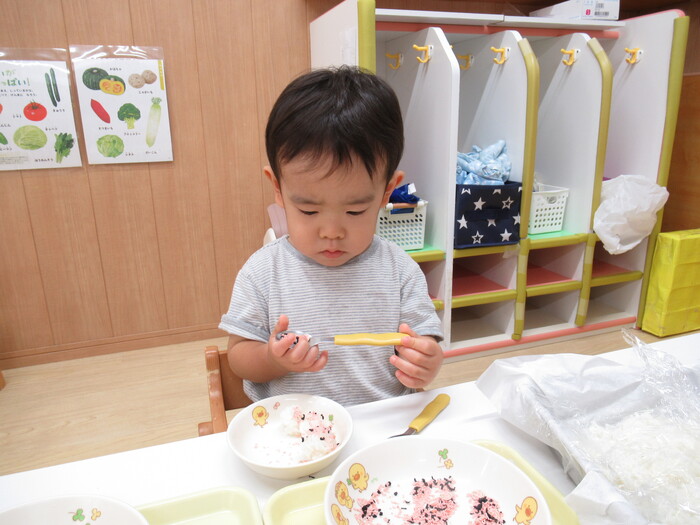 慎重にふりかけかけて…