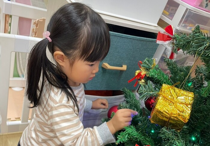 真剣に飾付け✨