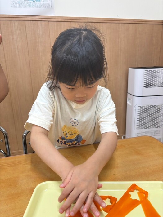 ニンジンをお花の形にするよ！