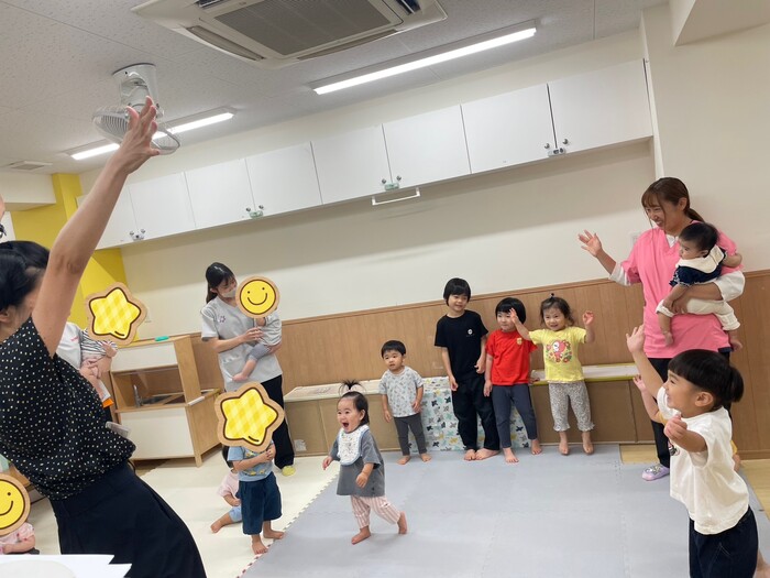 英語の音楽に合わせてダンス♪