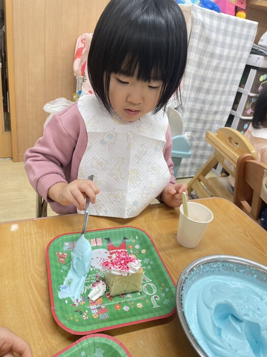 デコレーションに真剣！🎂